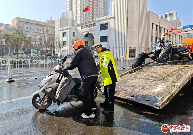 “交巡一體”聯(lián)動 蘭州城關(guān)整治非機動車停放亂象