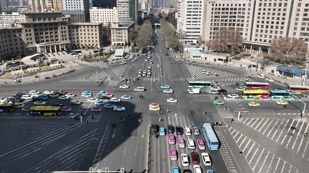 這里的交警N多操作，主打一個(gè)“暢通無阻”